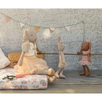 Weiches Schokobraun-Plüschhase Hase Größe 1 in rosa Ballettanzug und Rock