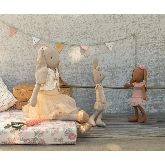 Weiches Schokobraun-Plüschhase Hase Größe 1 in rosa Ballettanzug und Rock