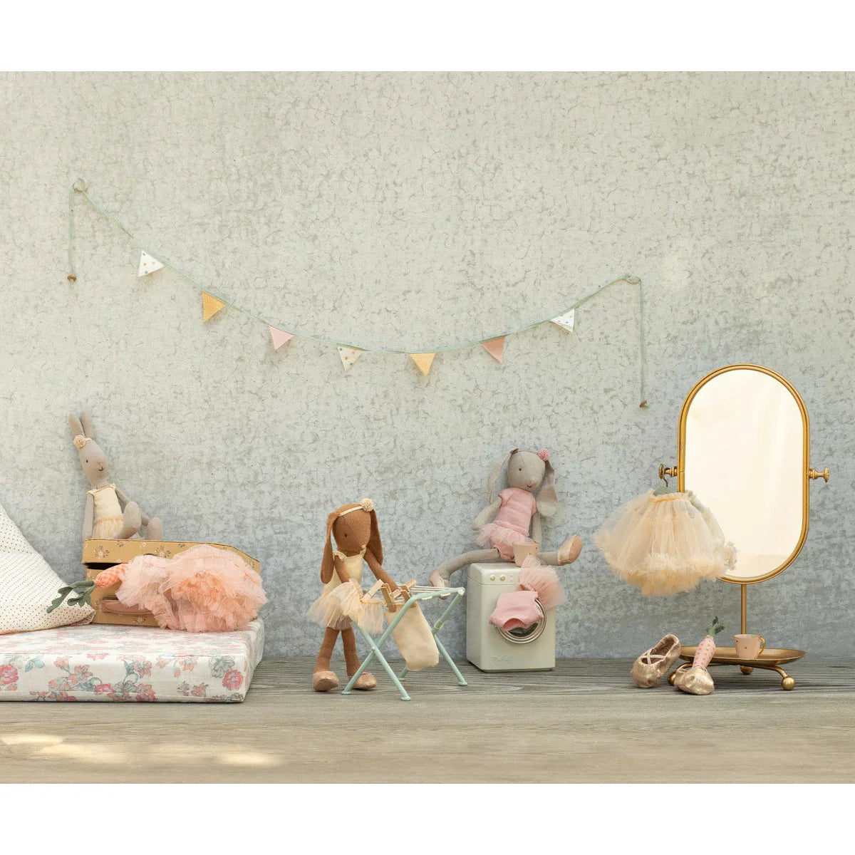 Pastellrosa Tutu-Rock von Hase Größe 2 hängt an goldgerahmten Ovalspiegel