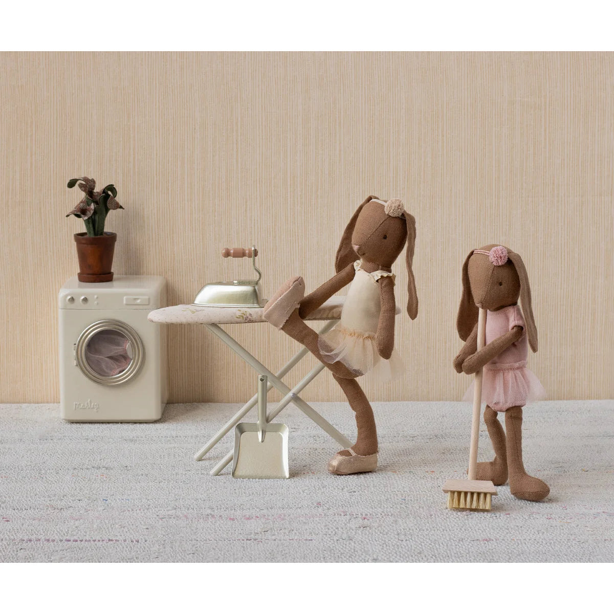Braune Stoffhase Größe 2 in Creme-Ballettanzug mit Rock, hält Bügeleisen