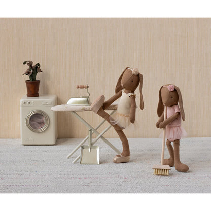 Braune Stoffhase Größe 2 in Creme-Ballettanzug mit Rock, hält Bügeleisen