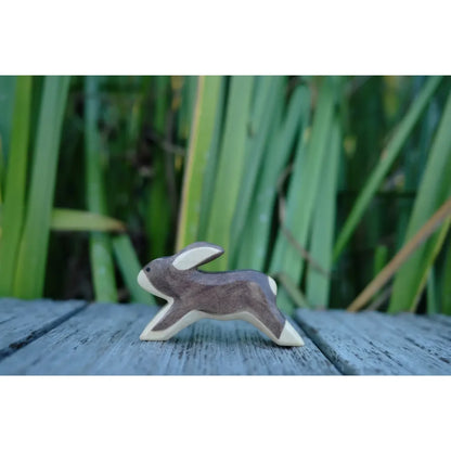 Dunkelbrauner Holzspielzeug-Hase mit hellbraunen Markierungen für den Laufspielzeug-Produktnamen Hase laufend