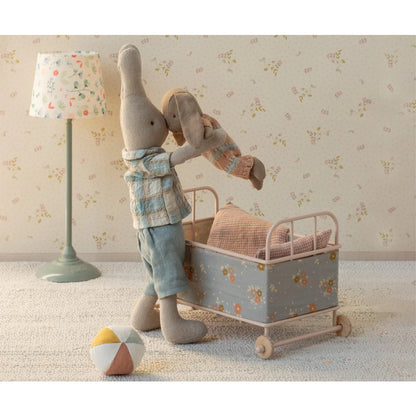 Grauer Hase Mikro Plüsch im Strickanzug Braun-Rose mit Puppe