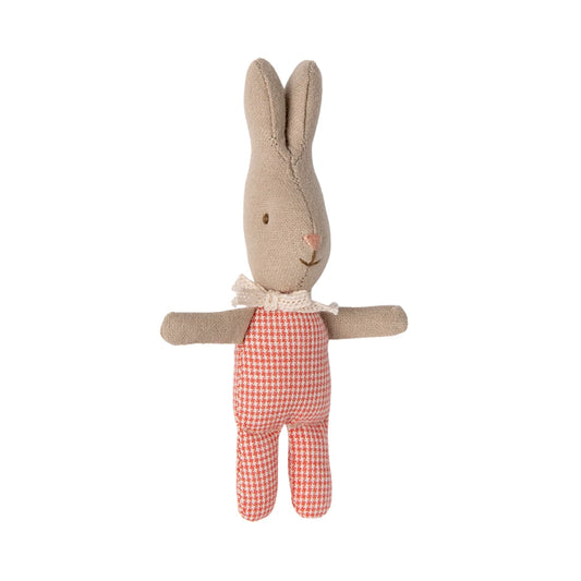 Ein weicher beiger stoffhase mit rotem karomuster outfit und spitzenkragen ideal für ökologische baby- & kinderprodukte