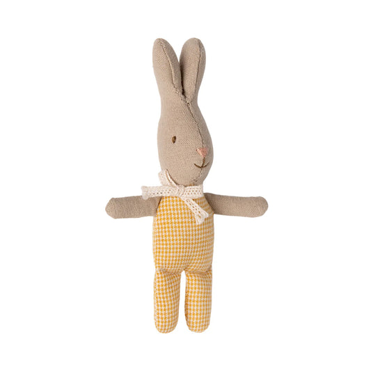 Weiches beige hase stofftier mit gelb-weiß kariertem körper und spitze schleife als geschenk für neugeborene nachhaltig