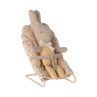 Weiche hase samtstoff spielzeuge in beige und pastellfarben als ökologische baby- und kinderprodukte ideal geschenke für neugeborene
