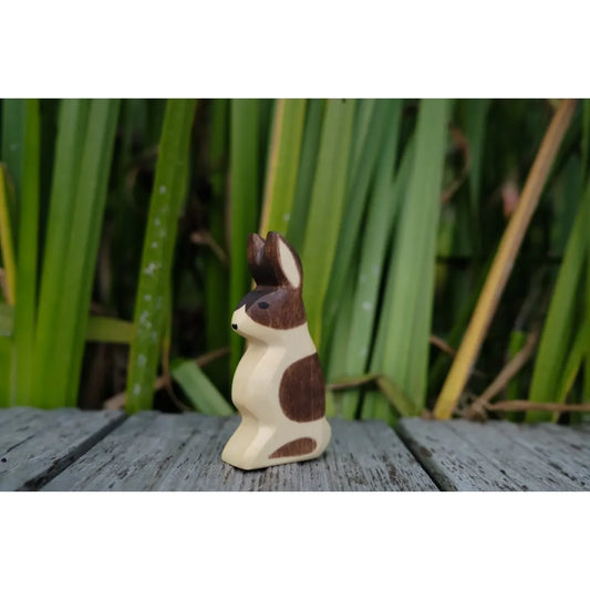 Handgefertigte Holz-Hasenfigur Hase Ohr hoch mit cremefarbenem Körper und braunen Flecken