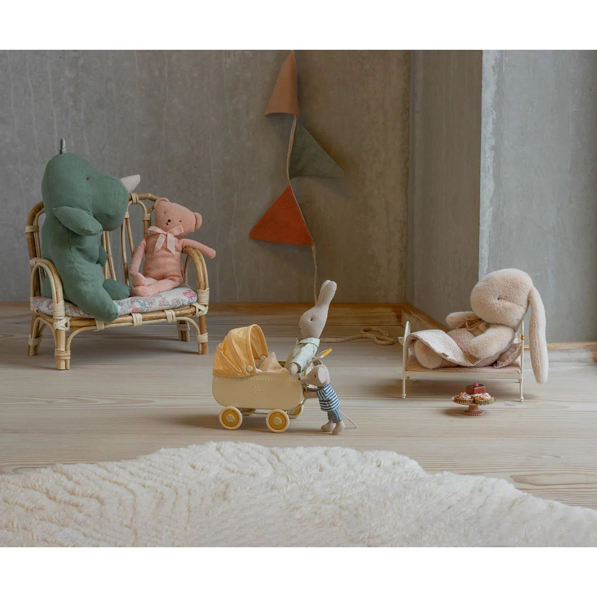 Hase Plüsch Klein Latte: Pastellgelber Mini-Kinderwagen mit Holzrädern und Stoffverdeck