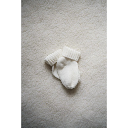 Kico Label Hausschuhe aus Merinowolle in Natur am Babyfuss