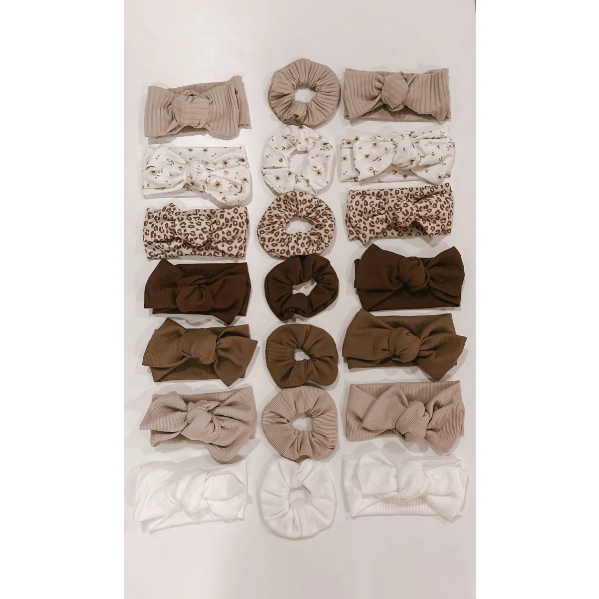 Verschiedene Haarbänder und Scrunchies in der Produktkategorie Haarband