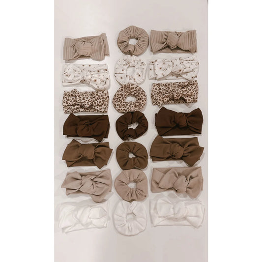 Verschiedene Haarbänder und Scrunchies in der Produktkategorie Haarband