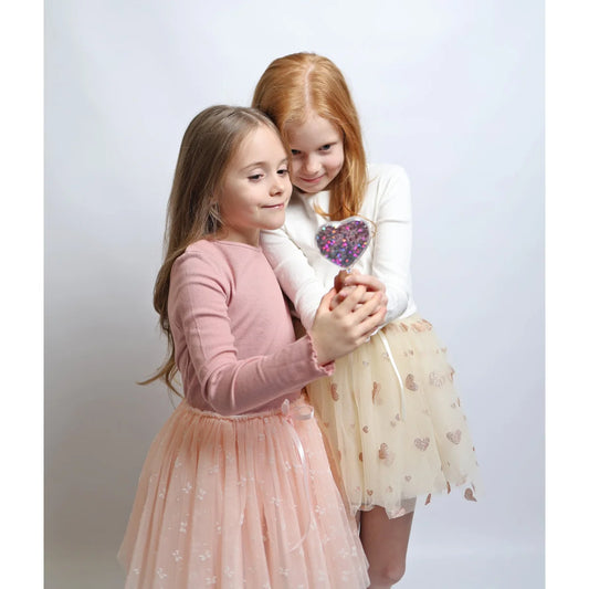 Zwei Mädchen halten Cosmic Heart Candy Sparkle Lollipop von billy loves audrey