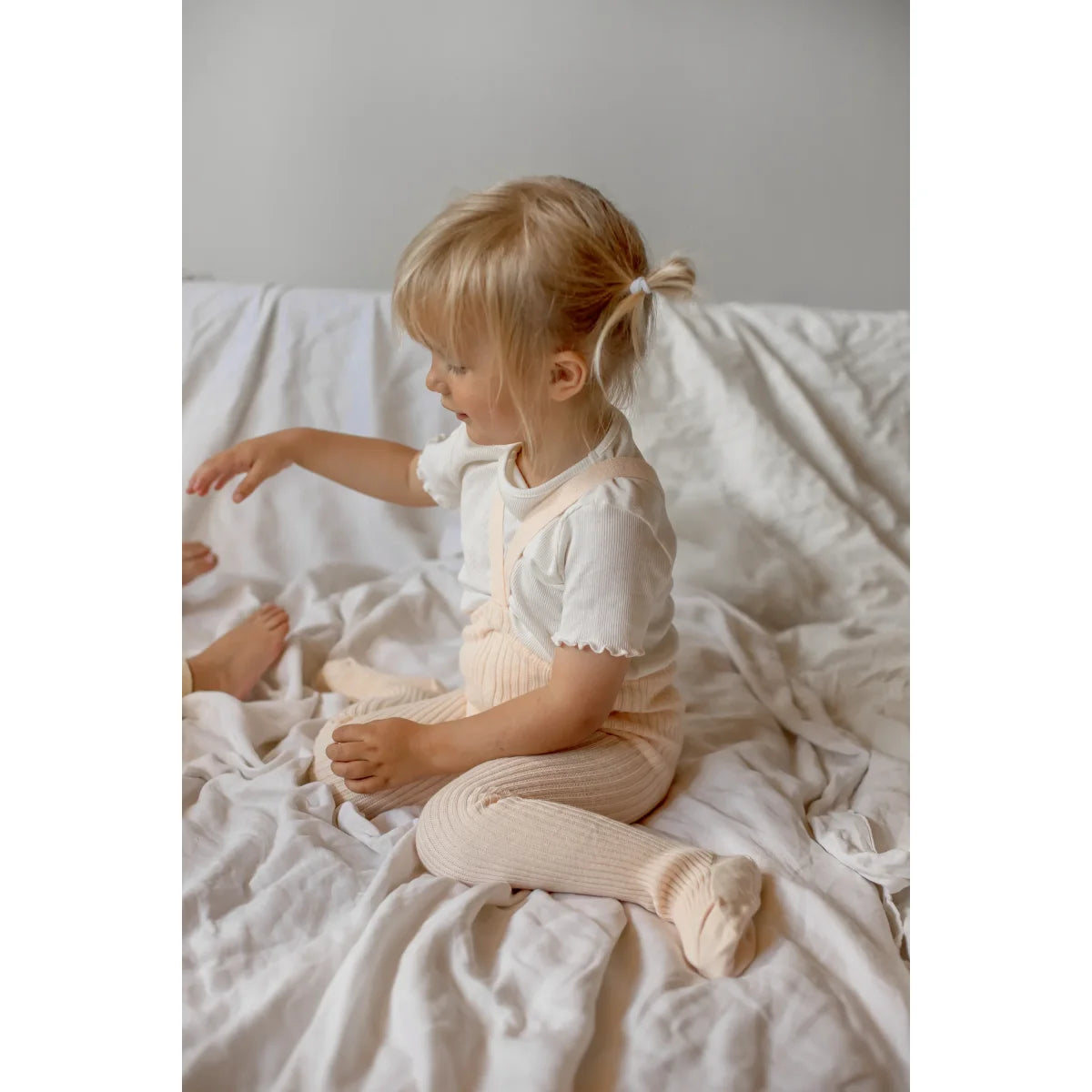 Collants Hippy avec pieds et bretelles | Silky Peach