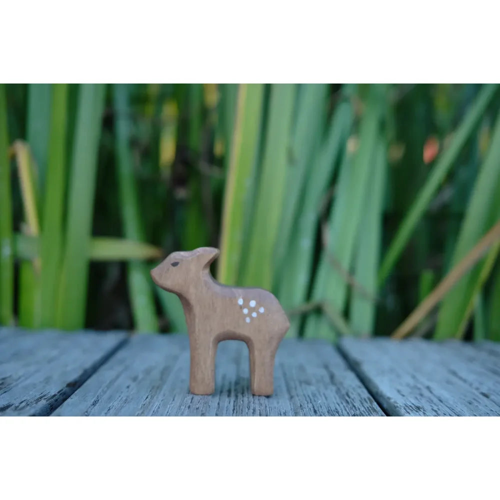 Holzspielzeug Hirschkalb mit weißen Flecken, umweltfreundliches Kinderspielzeug