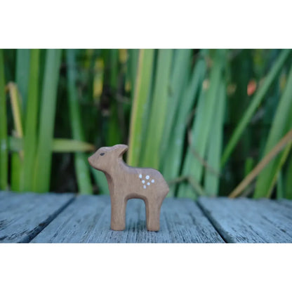 Holzspielzeug Hirschkalb mit weißen Flecken, umweltfreundliches Kinderspielzeug