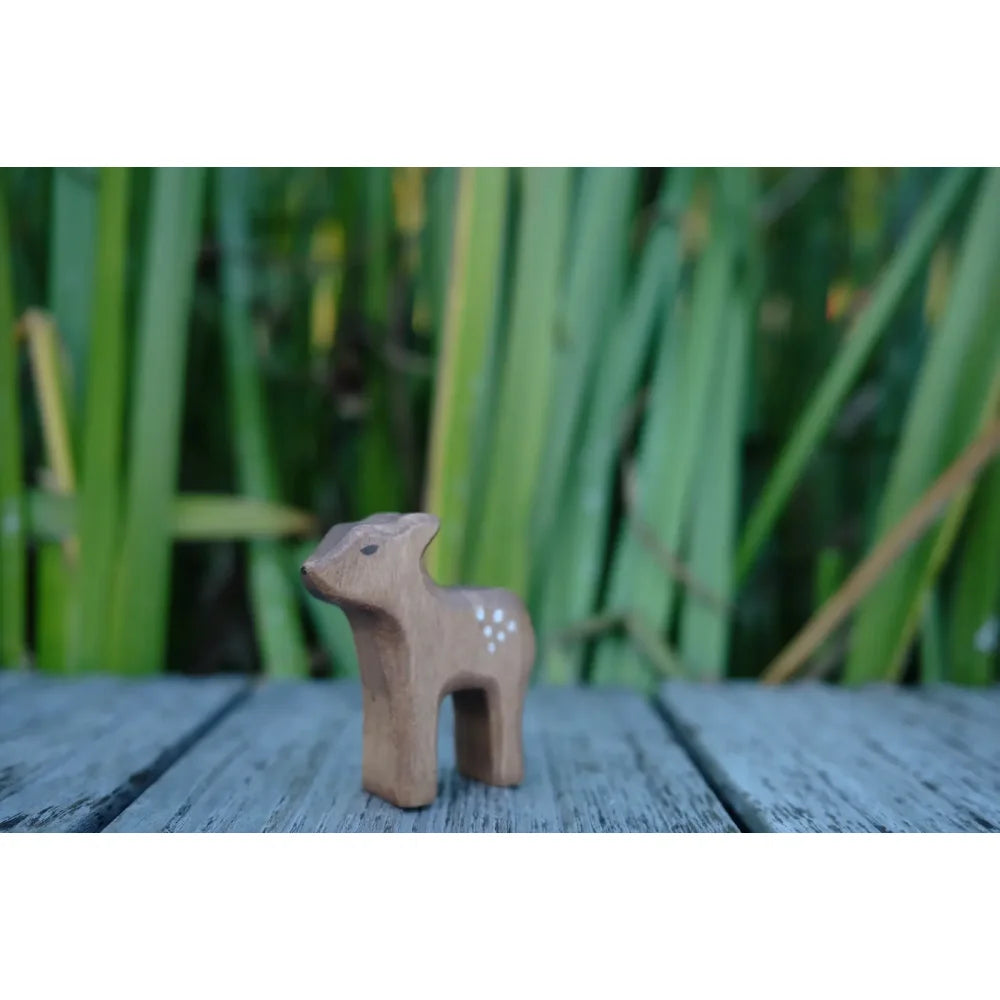 Hirschkalb Holzdeerfigur mit weißen Punkten als dekoratives Tieraccessoire