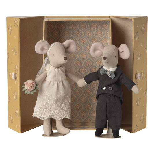 Hochzeitsmäuse paar in box mit cremefarbener spitzenhochzeitskleidung und blumenstrauß als geschenke für neugeborene