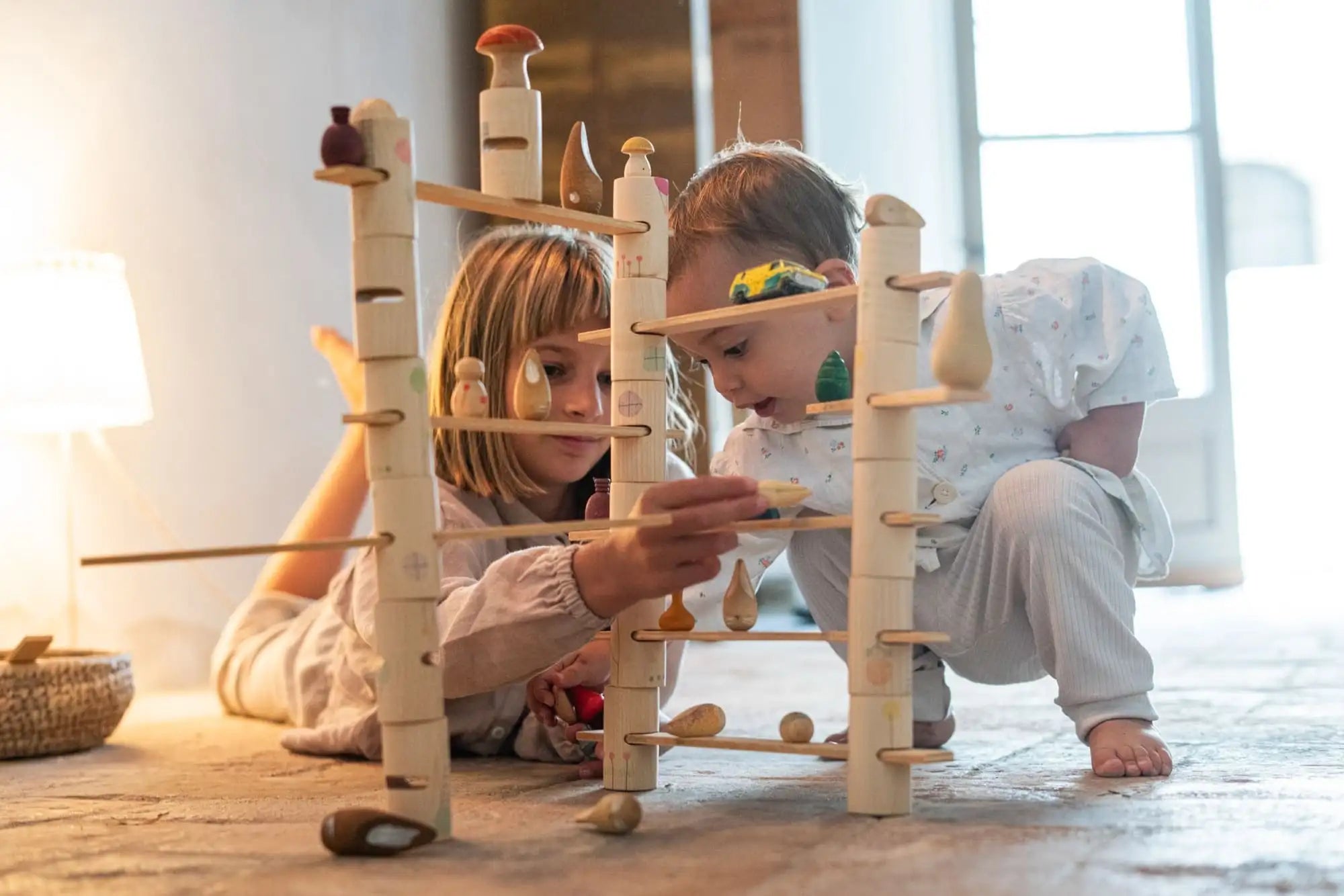 Holzschloss-Spielset mit rollenden Rädern, natürlichem Holzfinish und bemalten Details.