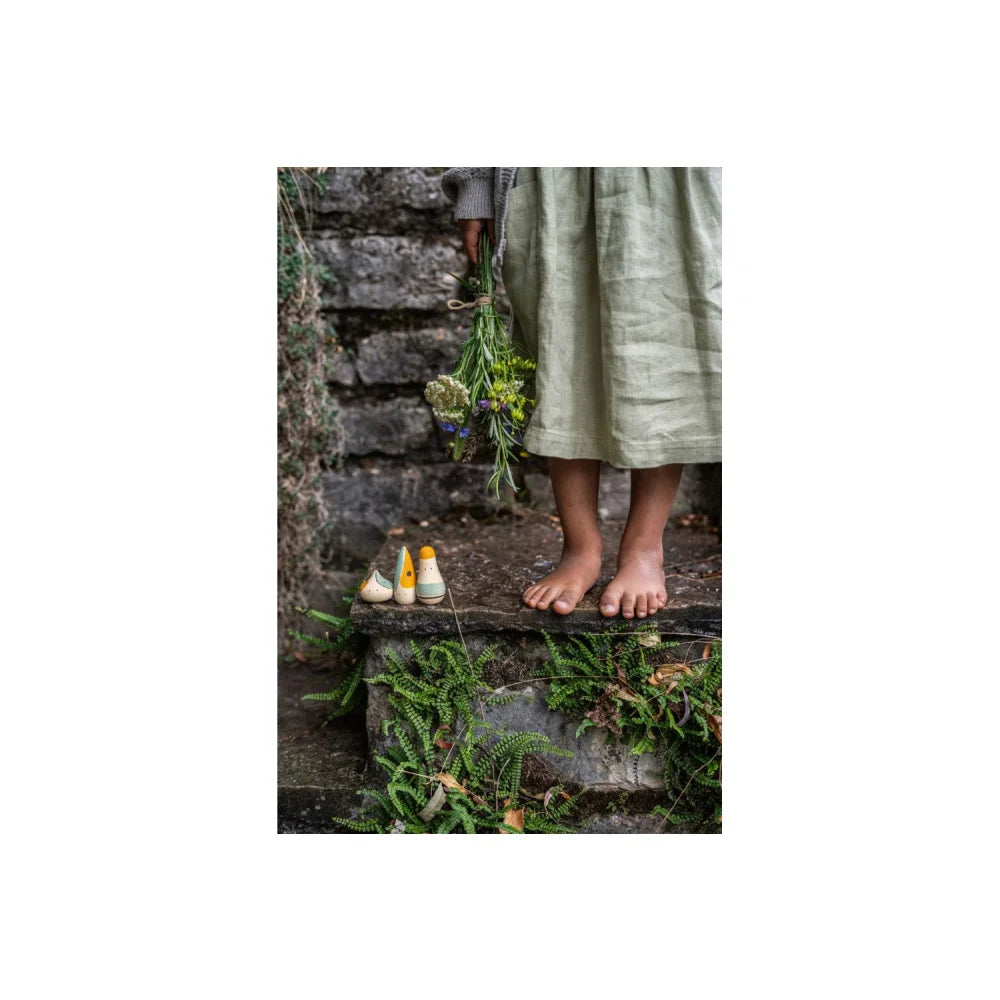 Grüner Leinenrock mit gelben und weißen Entenfiguren auf Steinstufen, Hooray!