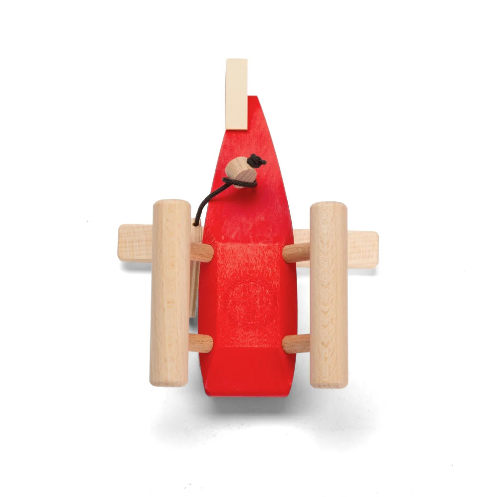 Rotes Holzspielzeugauto mit weißen Rädern und schwarzer Anhängeschnur