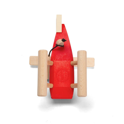 Rotes Holzspielzeugauto mit weißen Rädern und schwarzer Anhängeschnur