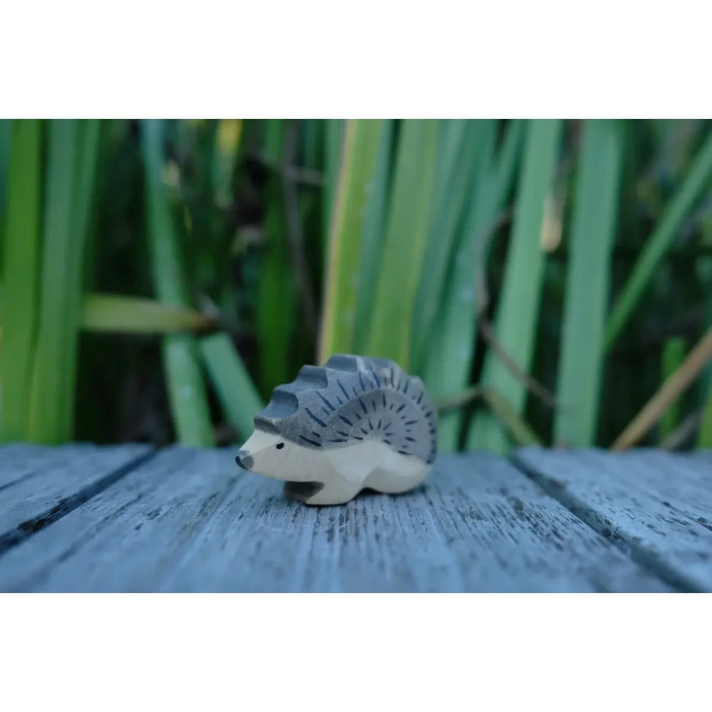Hellbrauner Holz-Igel mit grauen bemalten Stacheln, dekoratives Tierfigur