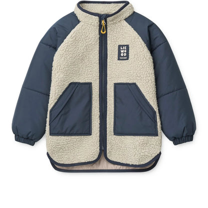 Creamfarbene sherpa gefütterte jacke runa mit marineblauen ärmeln und fronttaschen von liewood in mist classic navy