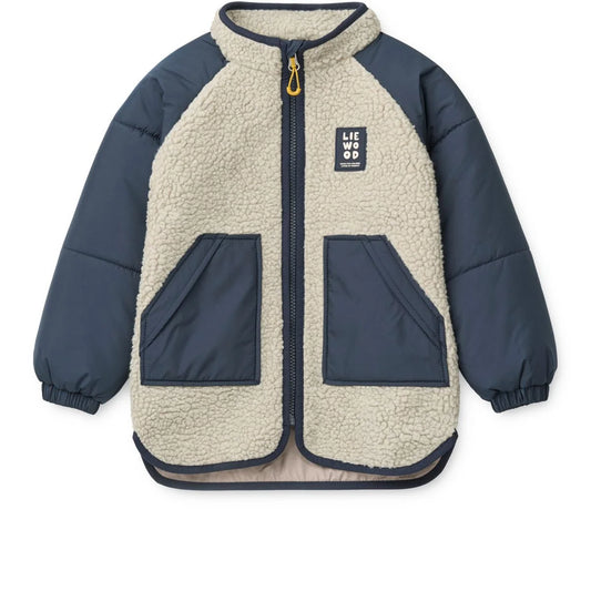 Creamfarbene sherpa gefütterte jacke runa mit marineblauen ärmeln und fronttaschen von liewood in mist classic navy