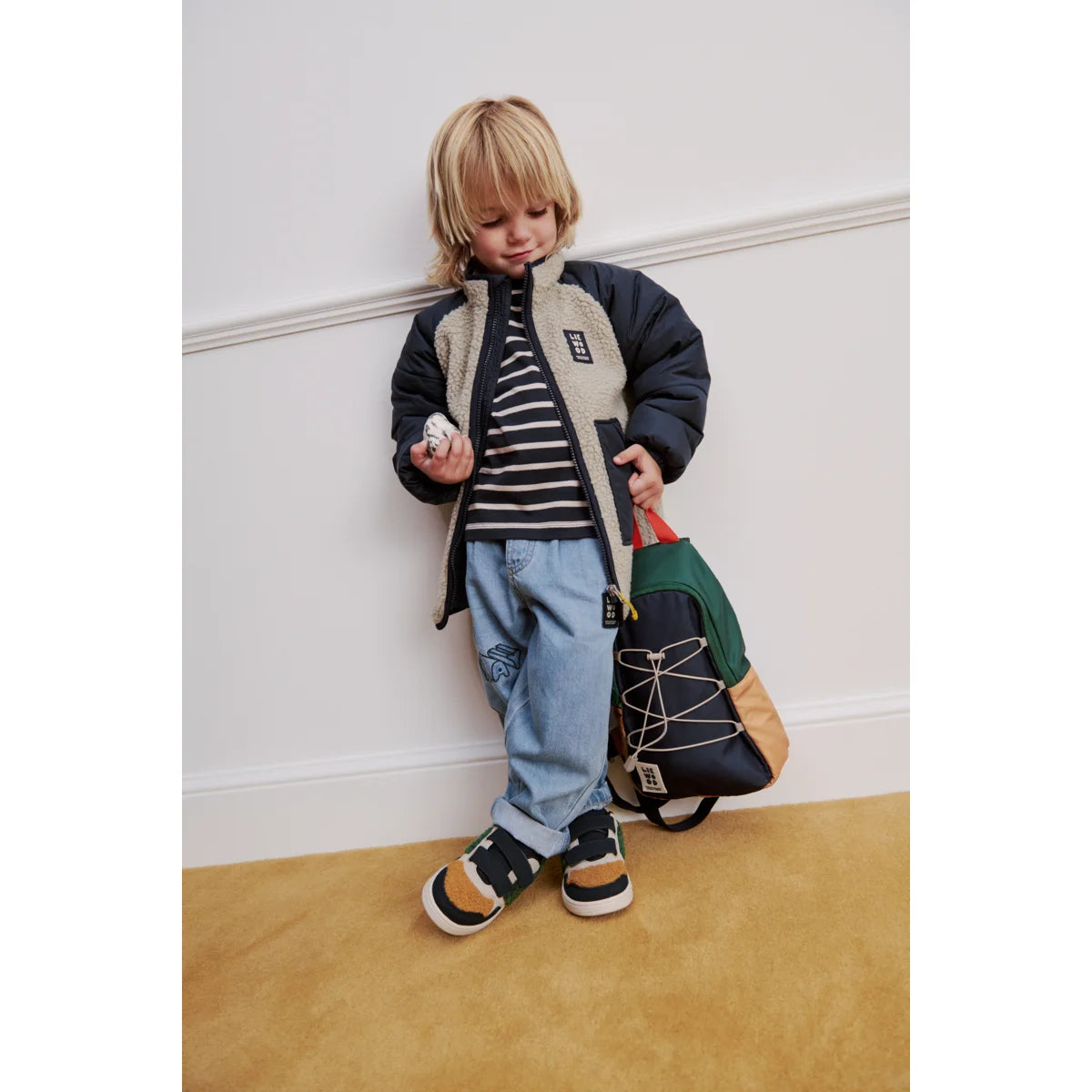 Multifarbiger canvas-rucksack mit grünen navyblauen und braunen paneelen und weißen kordeldetails jacket runa mist classic navy