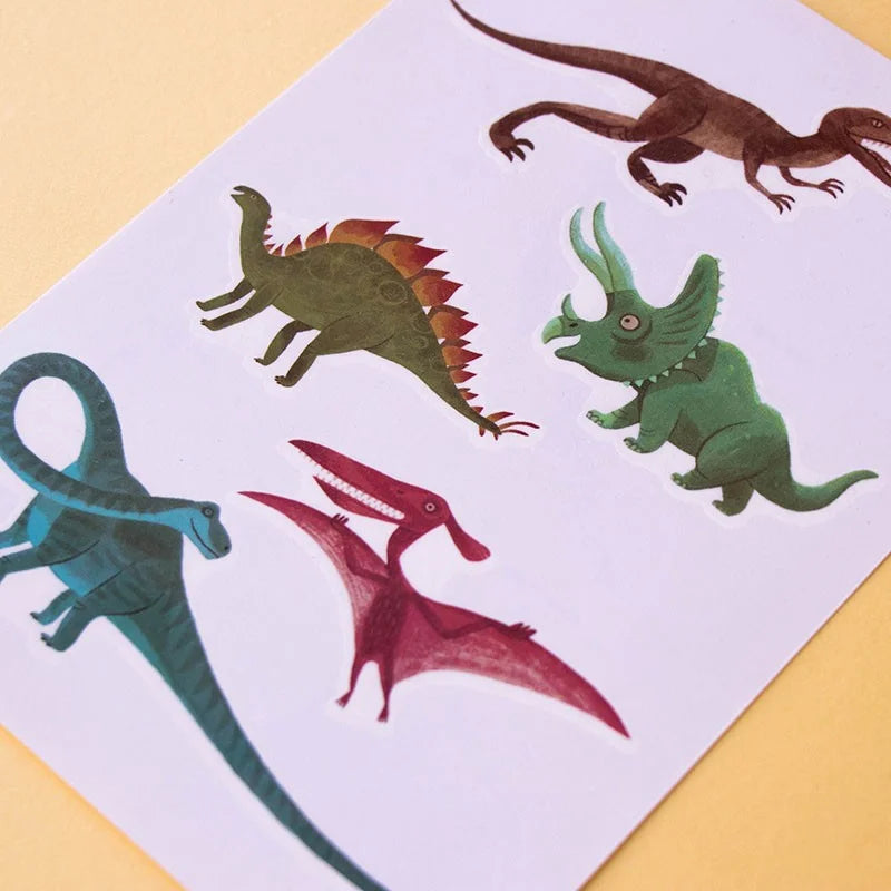 Bunt illustrierte Dinosaurier auf einem Blatt Papier für Jurasic Tattoos
