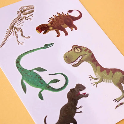 Bunt illustrierte Dinosaurier-Tattoos auf einem Blatt für Jurassic Tattoos