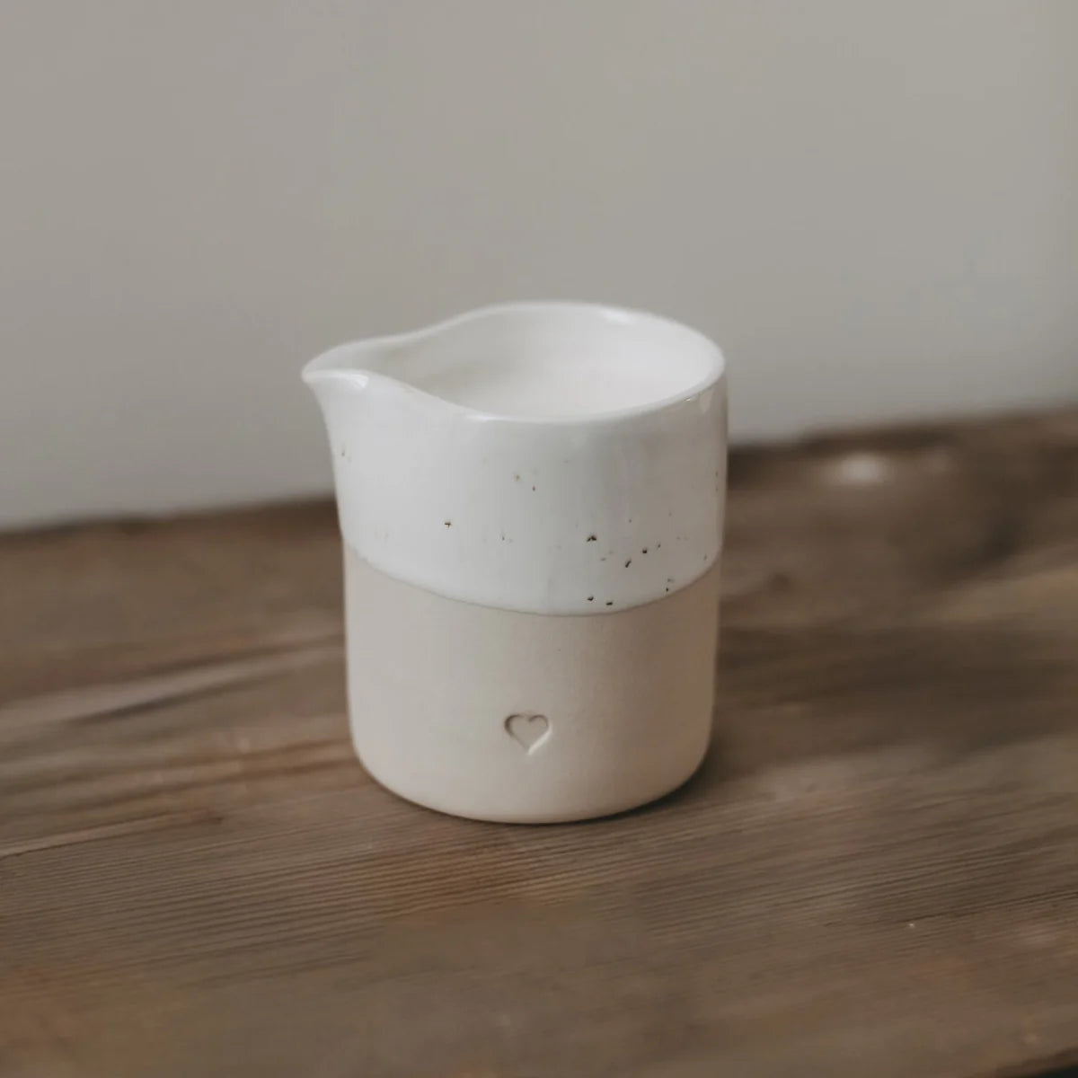 Weiße Keramik-Kännchen HERZ mit Herz-Grund und 220ml Oma-Design