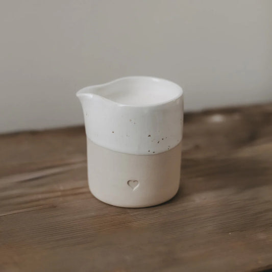 Weiße Keramik-Kännchen HERZ mit Herz-Grund und 220ml Oma-Design