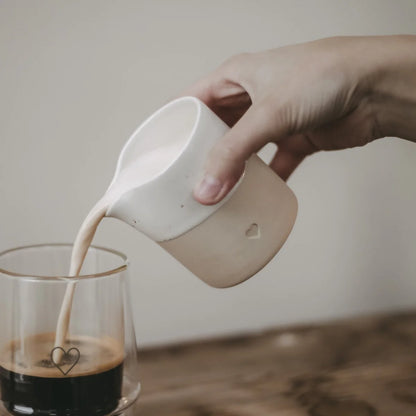 Weiße Keramik-Milchkanne Kännchen HERZ mit Herz-Ausschnitt, 220 ml
