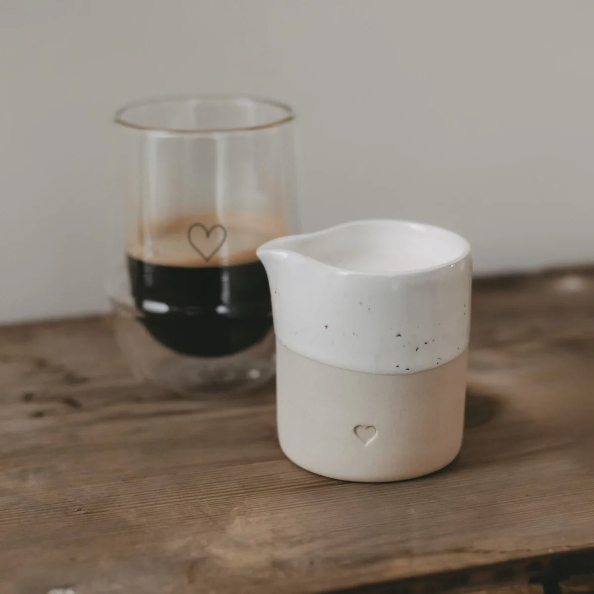 Weiße Keramik-Milchaufschäumer Kännchen HERZ mit Herz-Ausschnitt, 220ml
