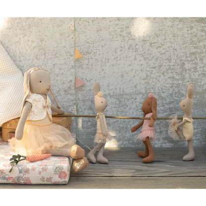 Weiches beige Stoffkaninchen in cremefarbenem Ballettanzug und pfirsichfarbener Tüllrock