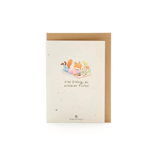 Eine charmante cremefarbene karte mit einem aquarellillustration eines fuchses in blauen hosen lesend für ökologische baby- & kinderprodukte