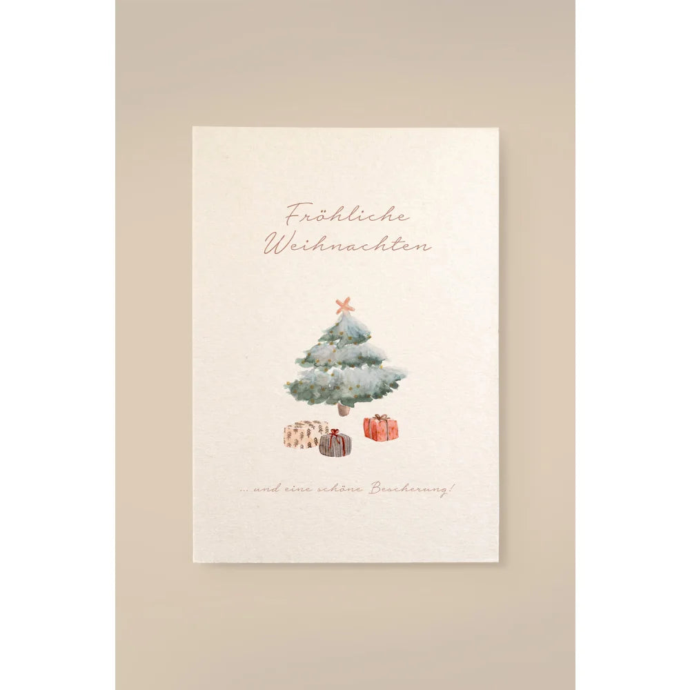 Weihnachtsbaumkarte aus Holzschliffpappe mit grünen Ästen und Geschenken