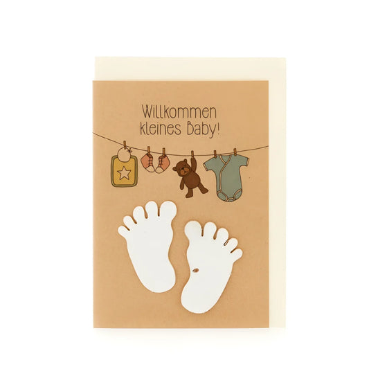 Karte willkommen kleines baby beige babykarte mit weißen babyfüssen und illustrativem kleiderbügel für geschenke für neugeborene