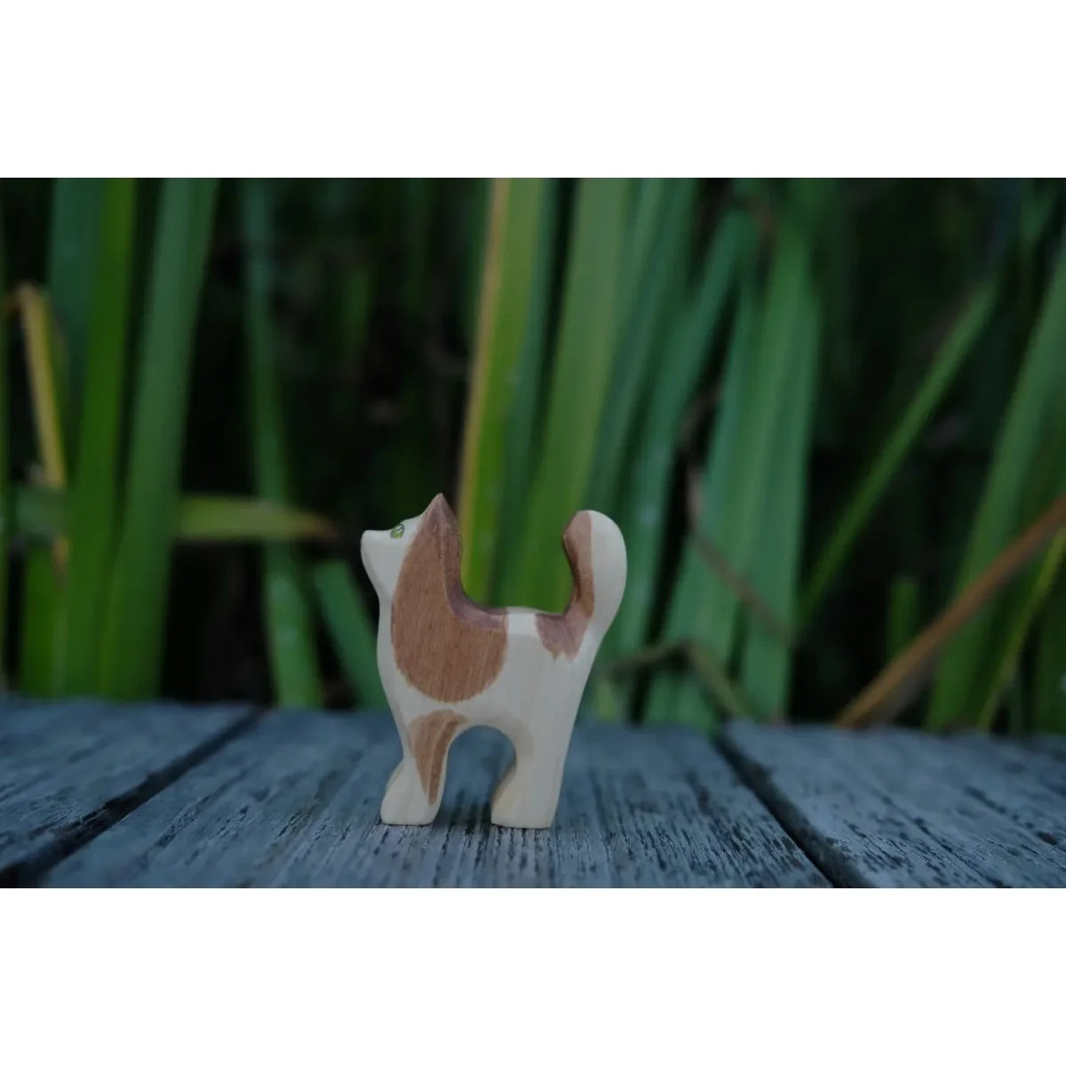 Zauberhafte Holz-Katzenfigur Katze mit weißer Basis und braunen Flecken