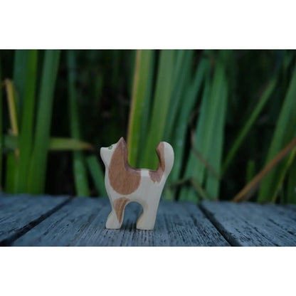 Zauberhafte Holz-Katzenfigur Katze mit weißer Basis und braunen Flecken