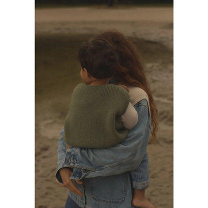 Junges Kind im grünen Sweater umarmt von Erwachsenen in Jeansjacke für Kids Vest Harvey