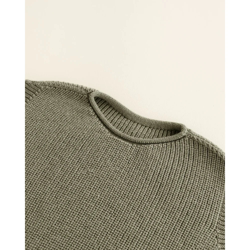 Nahaufnahme eines grünen Strickpullovers mit Rippenkragen für Kids Vest Harvey Artischocke