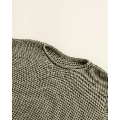 Nahaufnahme eines grünen Strickpullovers mit Rippenkragen für Kids Vest Harvey Artischocke