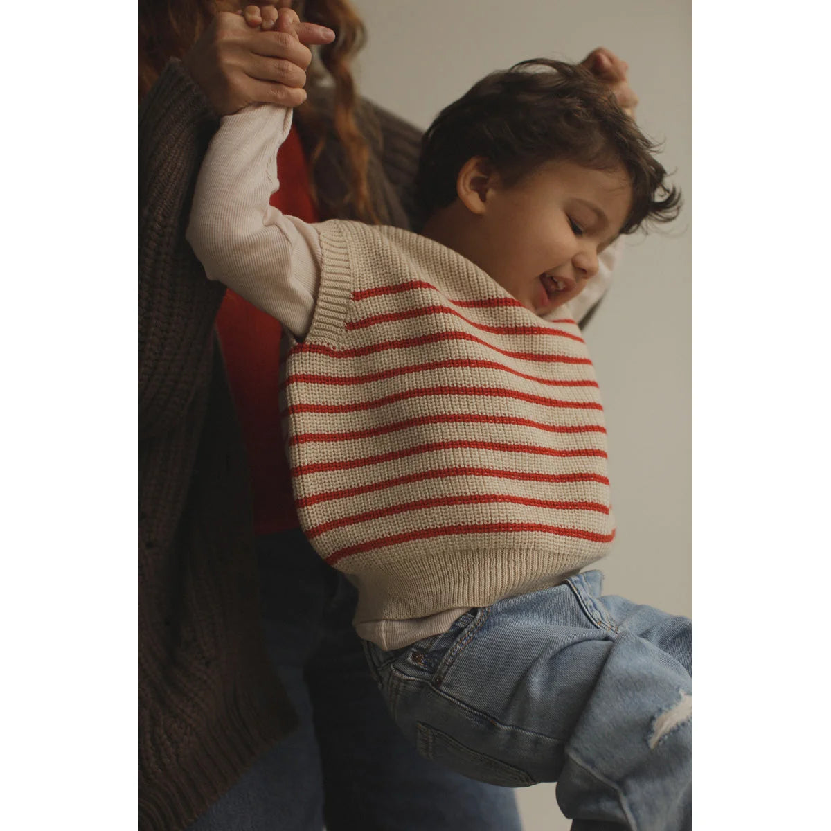 Gestreifte Merino Kinderweste Harvey Cream + Red im Alltag