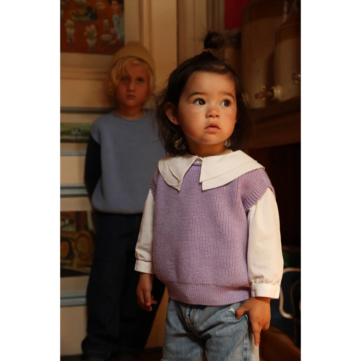 Lila Merino Kinderweste Harvey im Alltag getragen