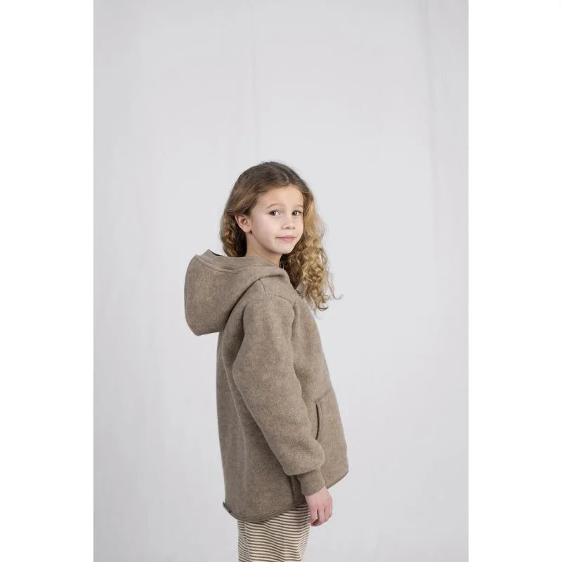 Gemütliche Kinder-Kapuzenjacke in Nuss-Melange, taupe Fleecematerial mit weichem Muster