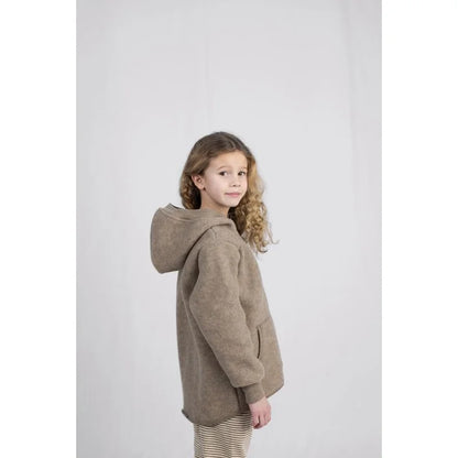 Gemütliche Kinder-Kapuzenjacke in Nuss-Melange, taupe Fleecematerial mit weichem Muster