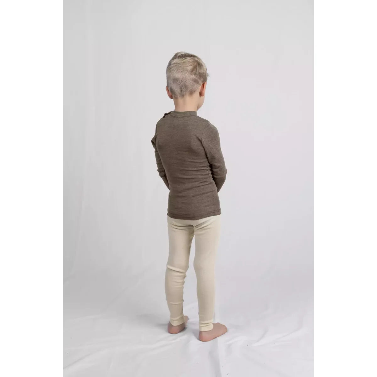 Kind mit langärmeligem olivgrünem Stricktop und beigefarbenen Leggings, Kinder-Leggings natur