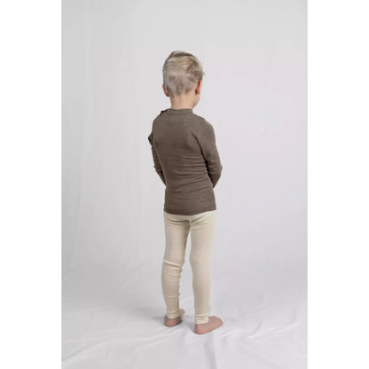 Kind mit langärmeligem olivgrünem Stricktop und beigefarbenen Leggings, Kinder-Leggings natur